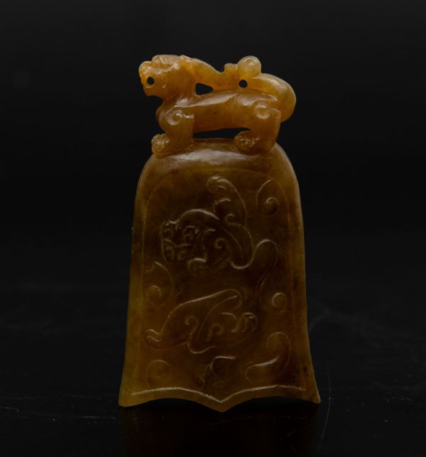 Piccola campana scolpita in giada gialla con decori incisi e figura di drago a rilievo, Cina, XX secolo