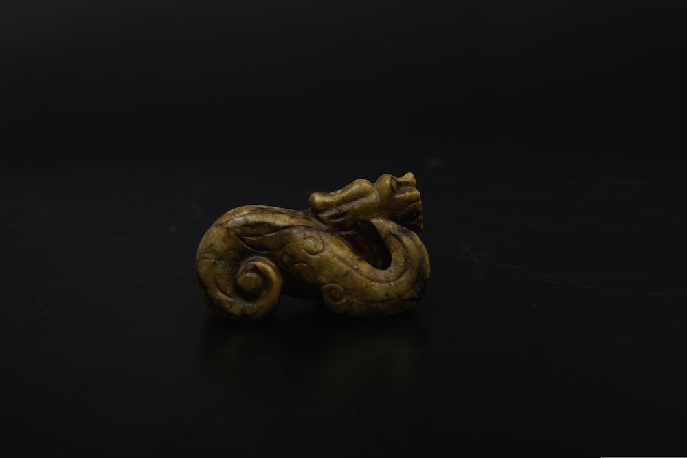 Lotto Composto da Otto Piccole Sculture in Giada di Forme Diverse, Cina, XX Secolo