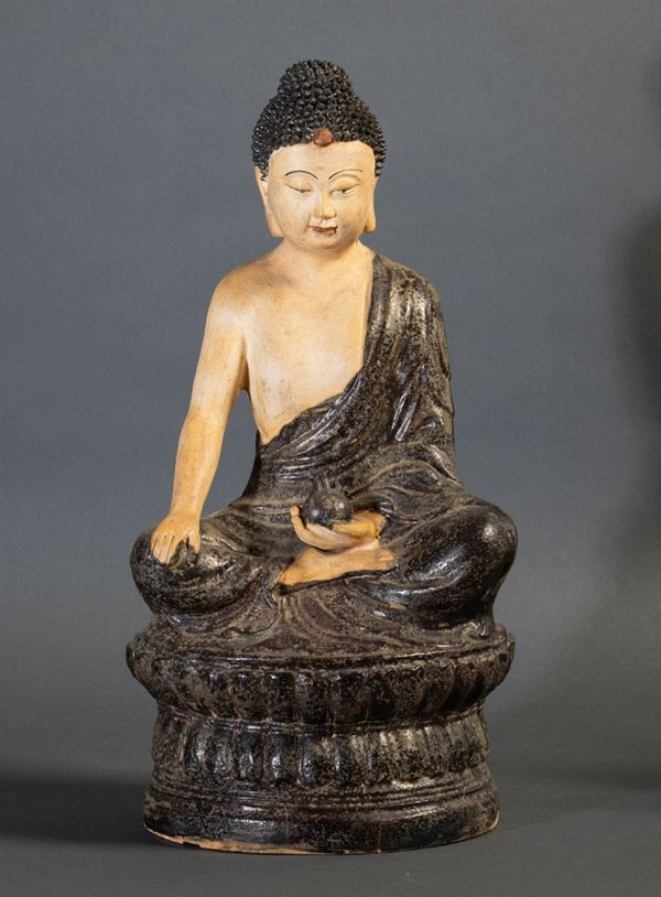 Figura di Buddha Sakyamuni in terracotta smaltata, Cina, XIX secolo