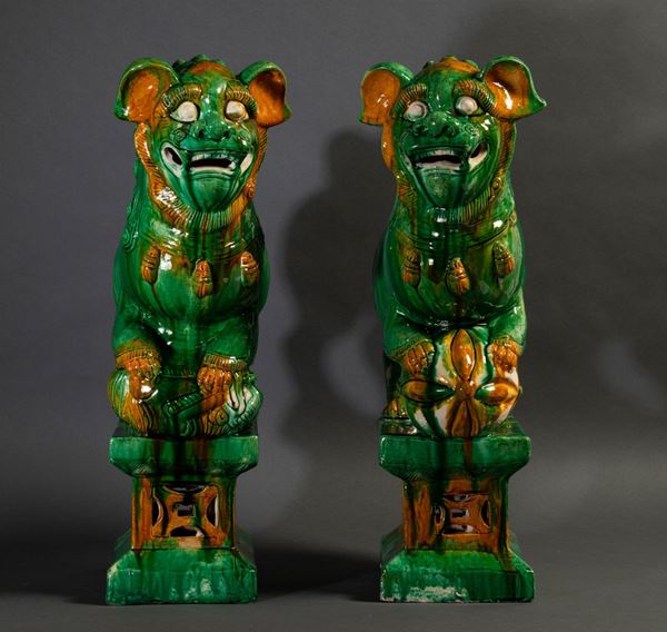 Coppia di grandi leoni in porcellana a smalti Sancai, Cina, Dinastia Qing, XIX secolo