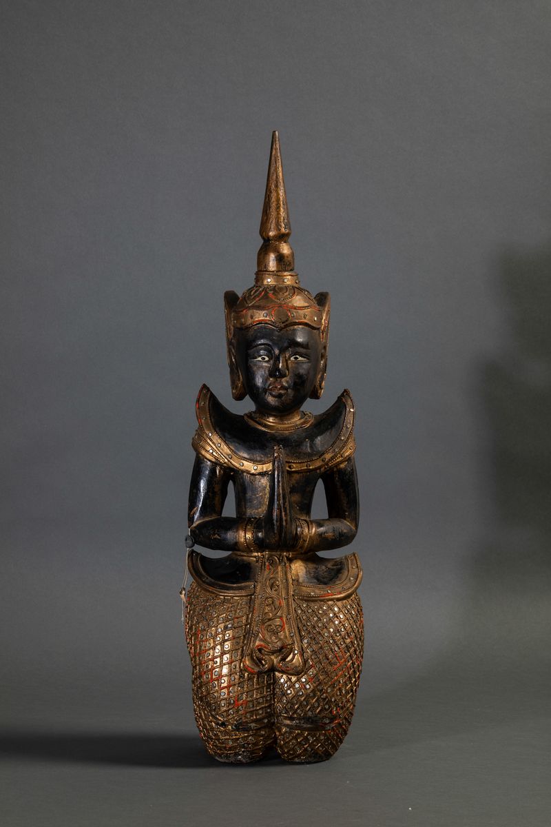 Figura di Devoto in Legno Laccato e Dorato, Thailandia, XX Secolo