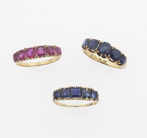Lotto composto da tre anelli con rubini birmani e zaffiri basaltici  - Auction Jewels and Corals | Time Auction - Cambi Casa d'Aste