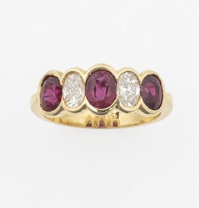 Anello con Rubini Thailandia e Diamanti Taglio Ovale