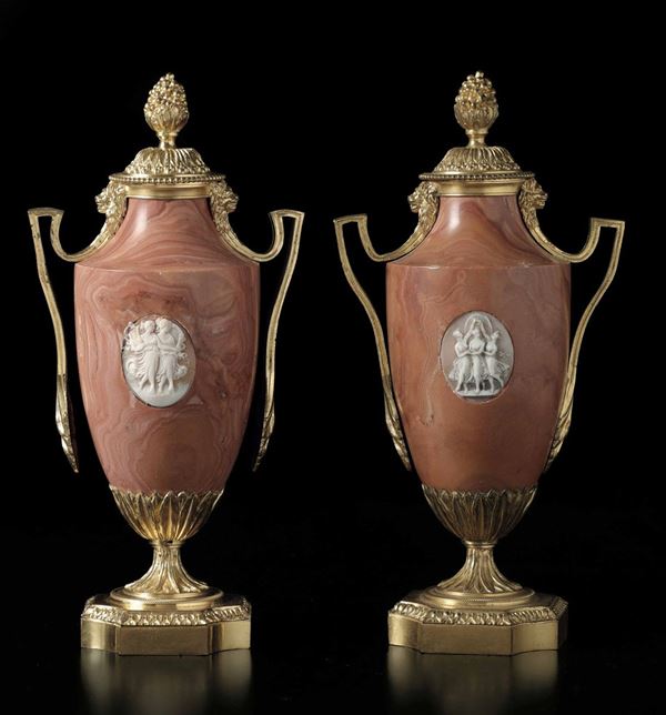 Coppia di vasi. Marmo rosso, cammei intagliati e bronzo fuso, dorato e cesellato. Arte francese del XIX secolo