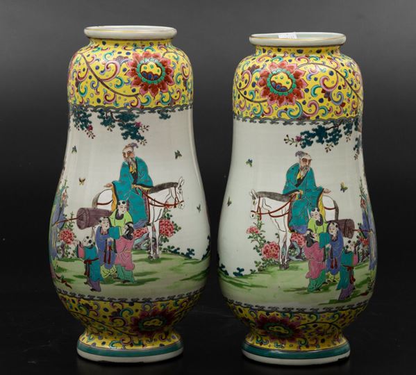 Coppia di vasi in porcellana a smalti policromi con scene di vita comune e decori floreali, Repubblica, XX secolo