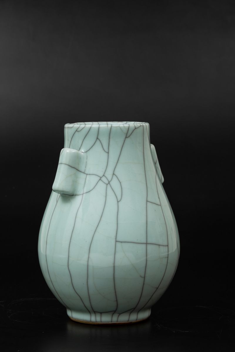 Vaso a Doppia Ansa in Porcella Guan, Cina, Dinastia Qing, XIX Secolo