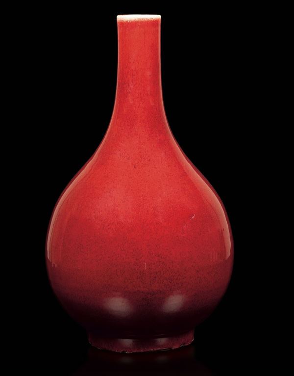 Vaso a bottiglia in porcellana monocroma color sangue di bue, Cina, Dinastia Qing, epoca Guangxu (1875-1908)