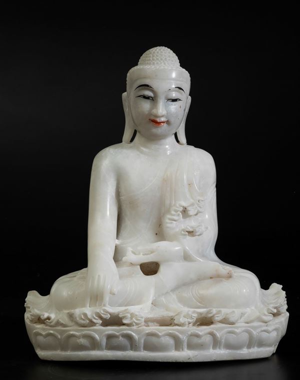 Figura di Buddha Sakyamuni seduto su fiore di loto in marmo parzialmente dipinto, Birmania, XX secolo