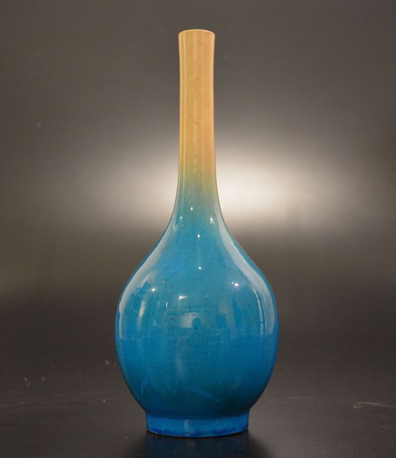 Vaso a bottiglia in porcellana sui toni dell'azzurro, Cina, XIX secolo  - Asta Arte Orientale - Cambi Casa d'Aste