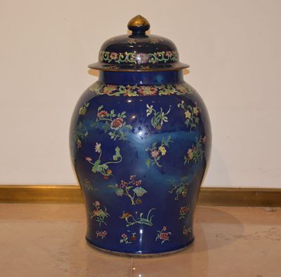Grande Potiche con Decoro Floreale su Fondo Blu Poudrã¨, Cina, Inizio XIX Secolo