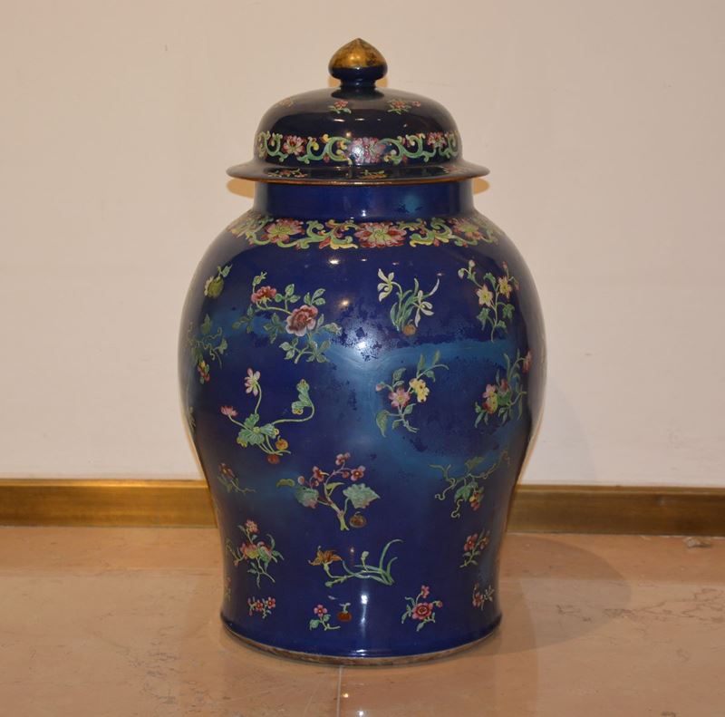 Grande potiche con decoro floreale su fondo blu poudrÃ¨, Cina, inizio XIX secolo  - Auction Oriental Art - Cambi Casa d'Aste