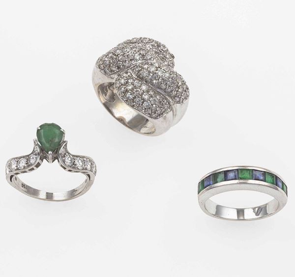 Lotto composto da tre anelli con diamanti, smeraldi e zaffiri