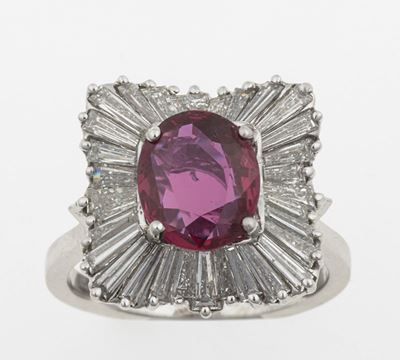 Anello con Rubino Thailandia Taglio Ovale di Ct 2.13. Nessuna Indicazione di Riscaldamento