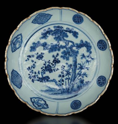 Piatto in Porcellana Bianca e Blu con Scena Naturalistica Centrale, Decori Floreali e Figure di C...