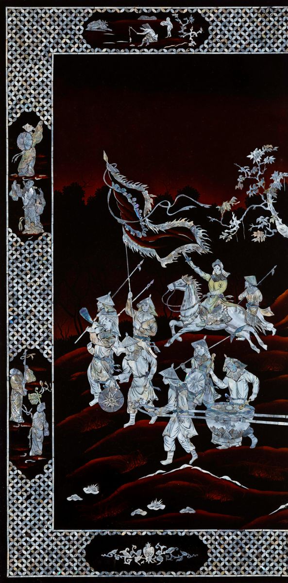 Piccolo Screen in Legno Laccato Raffigurante Scena con Guerrieri Intarsiata in Madreperla, Cina, ...