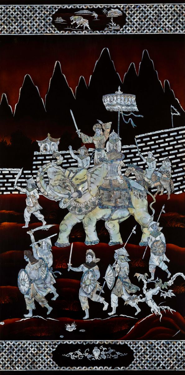 Piccolo Screen in Legno Laccato Raffigurante Scena con Guerrieri Intarsiata in Madreperla, Cina, ...