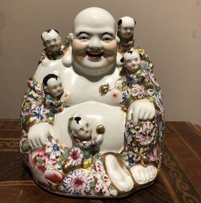 Figura di Budai con Fanciulli in Porcellana a Smalti Policromi, Cina, XX Secolo