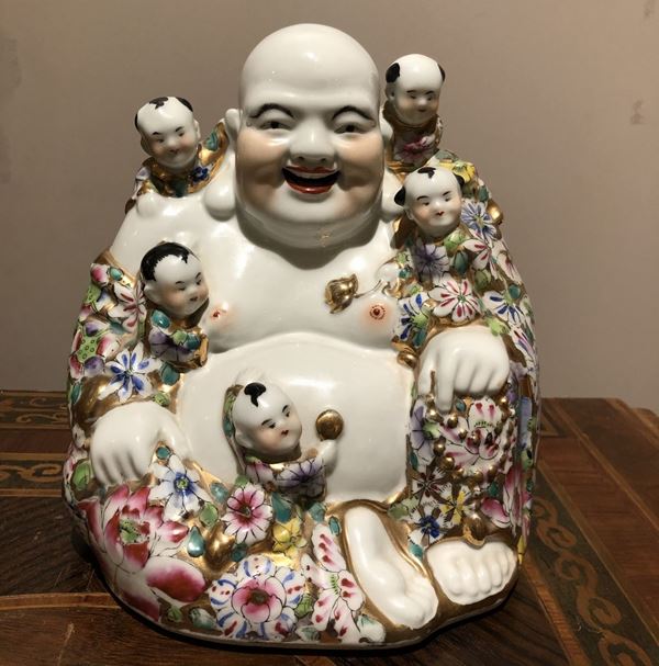 Figura di Budai con fanciulli in porcellana a smalti policromi, Cina, XX secolo
