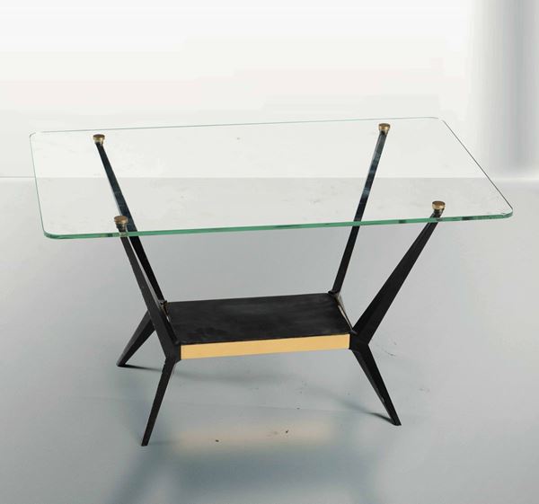 Tavolo basso con struttura in metallo laccato, ottone e piano in cristallo molato.