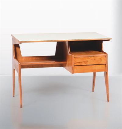 Scrivania con Struttura in Legno, Piano in Formica e Cassetti.
