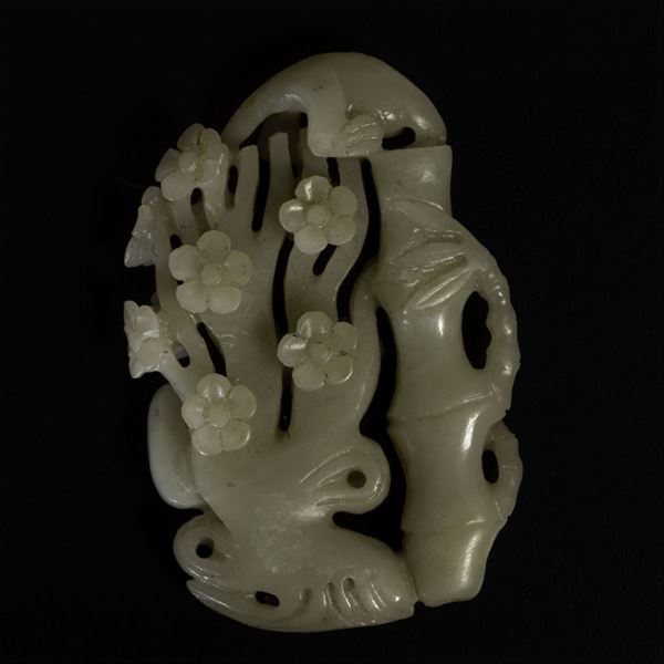 Piccolo gruppo in giada Celadon raffigurante scena naturalistica con uccellino e scimmietta tra rami in fiore e canne di bambù, Cina, Dinastia Qing, XIX secolo
