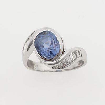 Anello con Zaffiro Sri Lanka di Ct 4.40 Circa e Diamanti