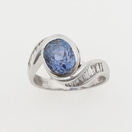 Anello con zaffiro Sri Lanka di ct 4.40 circa e diamanti  - Auction Jewels - Time Auction - Cambi Casa d'Aste