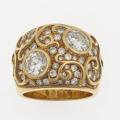 Anello a Fascia con Due Diamanti Centrali di Ct 1.00 Circa L'uno e Piccoli Diamanti a Contorno