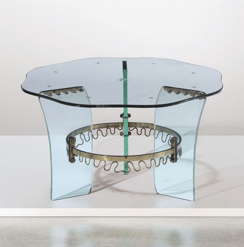 Tavolo basso con struttura in cristallo molato, particolari in ottone e piano in vetro serigrafato.  - Asta Design - Cambi Casa d'Aste