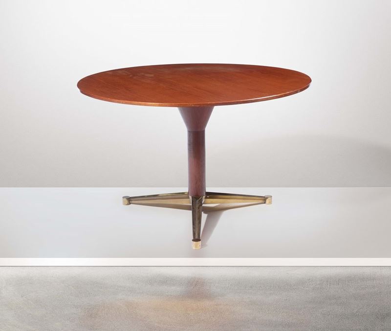 Tavolo rotondo con struttura e piano in legno, base tripode in ottone.  - Asta Design Lab - Cambi Casa d'Aste