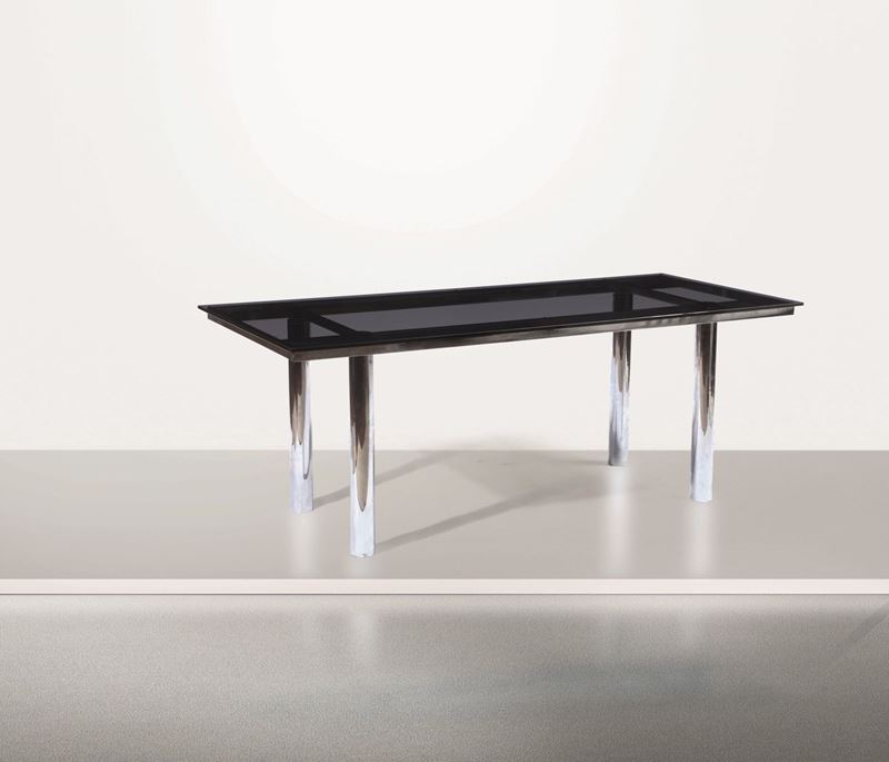 Tavolo rettangolare in metallo cromato e piano in vetro.  - Auction Design - Cambi Casa d'Aste