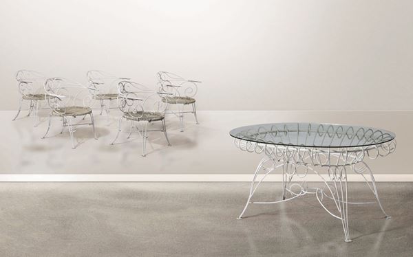 Set da giardino composto da tavolo e cinque sedie con braccioli, struttura in metallo laccato e piano in vetro.