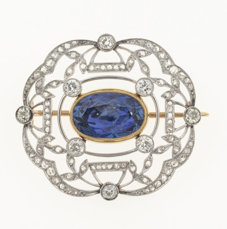 Sri Lankan sapphire and diamond brooch. Gemmological Report IGI n. 46622. No indications of heating  - Auction Fine Jewels  - Cambi Casa d'Aste
