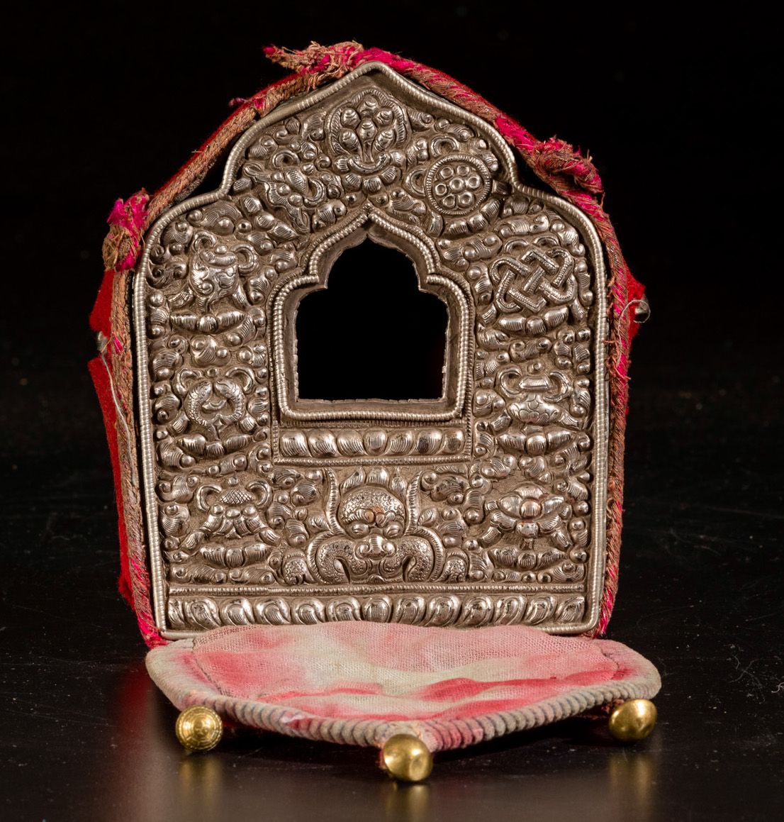 Ghau in Argento Sbalzato e Cesellato, Nepal, XIX Secolo