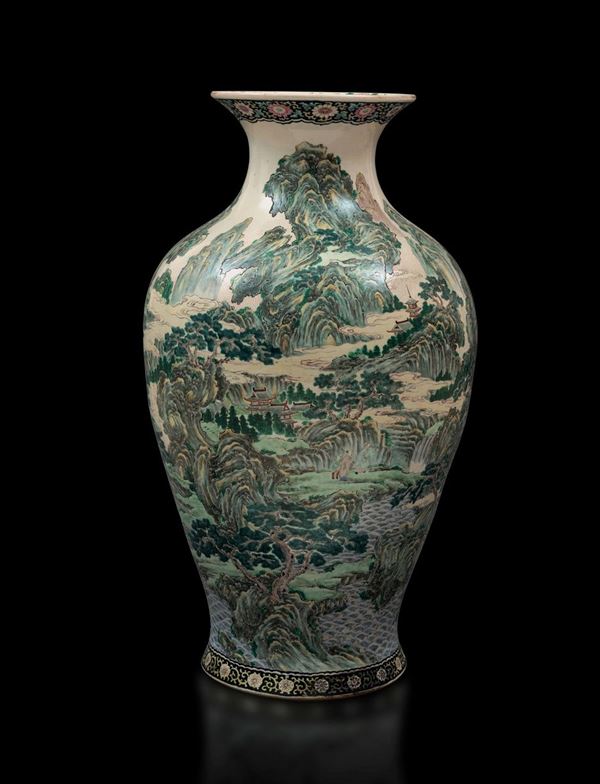 Grande e importante vaso in porcellana Famiglia Verde raffigurante paesaggio montano con pagode e personaggi,  [..]
