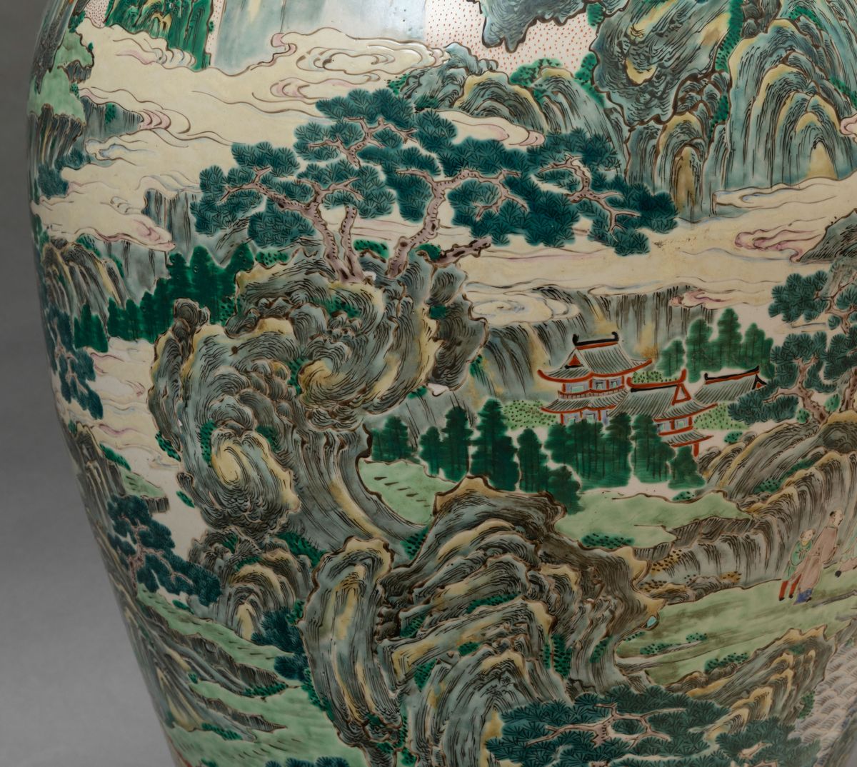 Grande e Importante Vaso in Porcellana Famiglia Verde Raffigurante Paesaggio Montano con Pagode e...