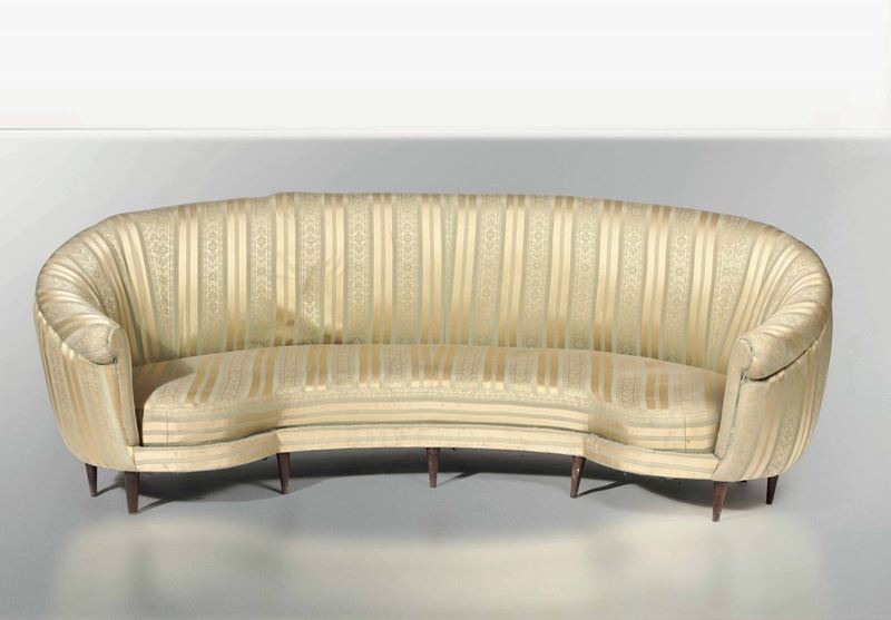 Grande divano curvo con struttura in legno e rivestimento in tessuto.  - Auction Design - Cambi Casa d'Aste