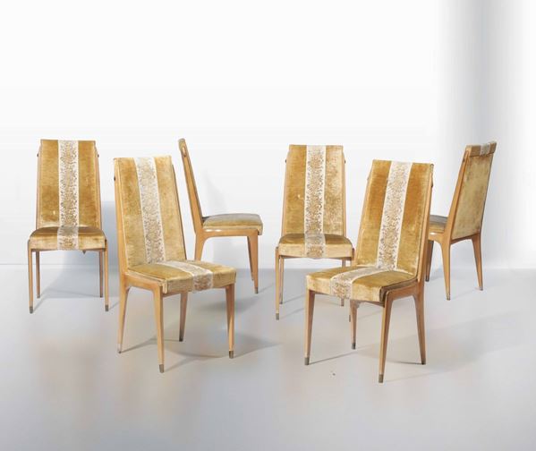 Sei sedie con struttura in legno, particolari in ottone e rivestimento in tessuto.
