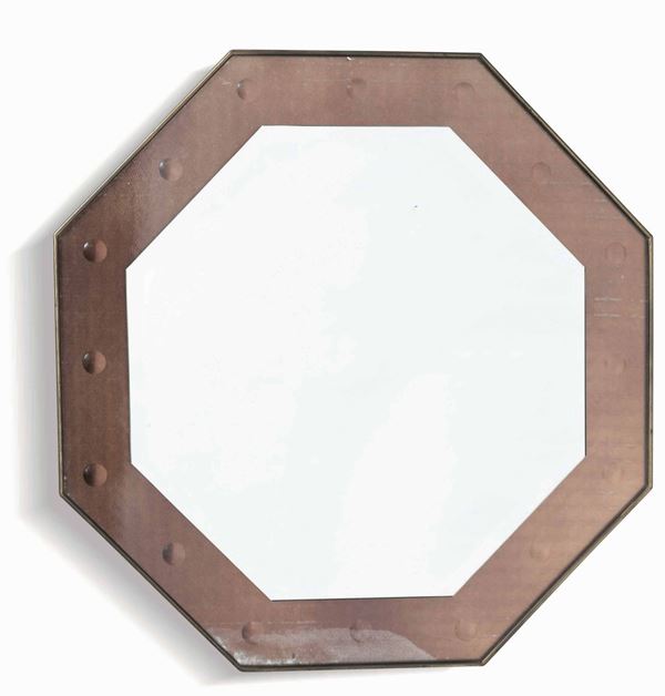 Specchio con struttura in legno, bordo in ottone, cornice in vetro colorato, molato e inciso e vetro specchiato.