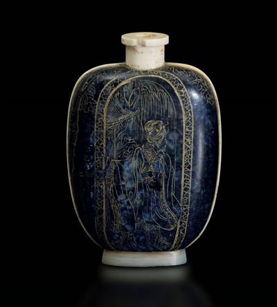 Snuff Bottle in Madreperla e Lapislazzulo con Cortigiana, Paesaggio e Iscrizione sui Toni Dell'or...