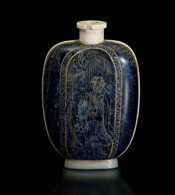Snuff bottle in madreperla e lapislazzulo con cortigiana, paesaggio e iscrizione sui toni dell'oro, Cina, Dinastia Qing, XIX secolo