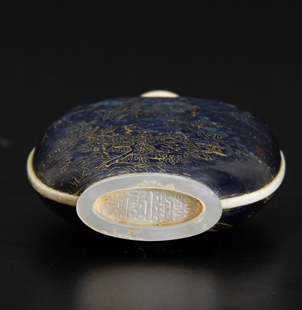 Snuff Bottle in Madreperla e Lapislazzulo con Cortigiana, Paesaggio e Iscrizione sui Toni Dell'or...
