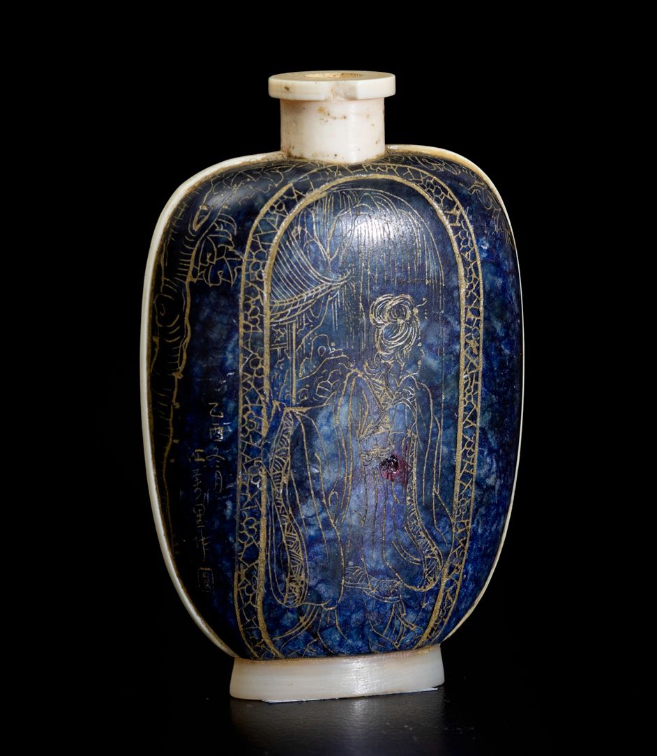 Snuff Bottle in Madreperla e Lapislazzulo con Cortigiana, Paesaggio e Iscrizione sui Toni Dell'or...