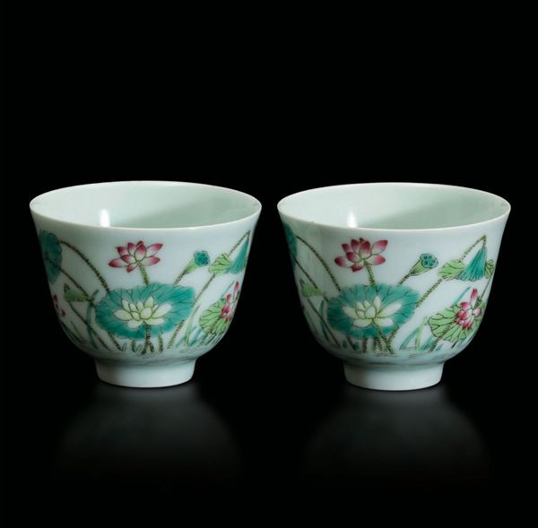 Coppia di piccole tazze in porcellana a smalti policromi con ninfee, Cina, Dinastia Qing, marca e del periodo Daoguang (1821-1850)