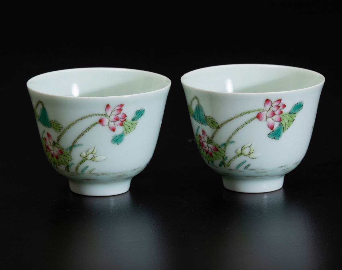 Coppia di Piccole Tazze in Porcellana a Smalti Policromi con Ninfee, Cina, Dinastia Qing, Marca e...