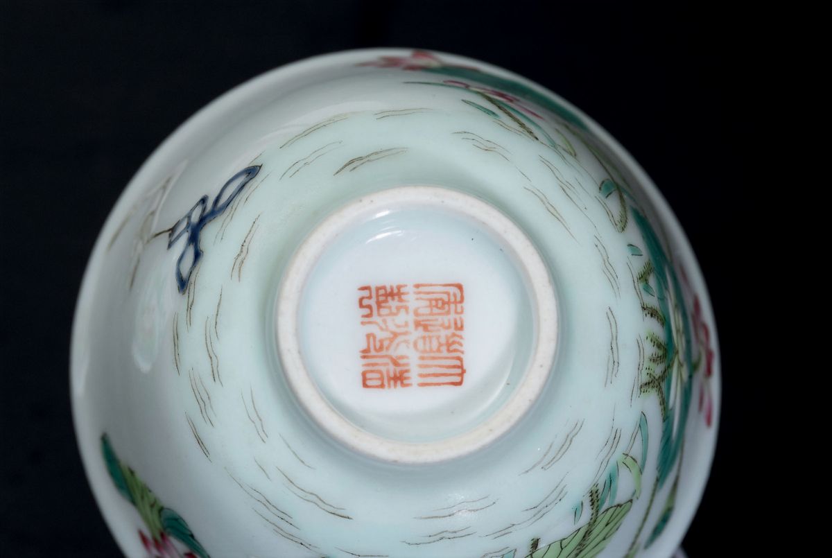 Coppia di Piccole Tazze in Porcellana a Smalti Policromi con Ninfee, Cina, Dinastia Qing, Marca e...