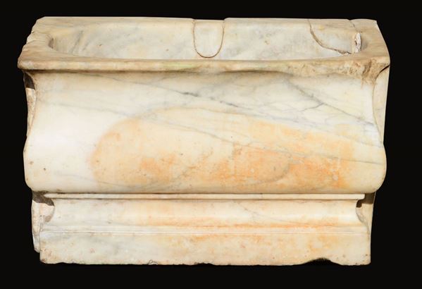 Antica vasca in marmo sagomato poggiante su piede a plinto