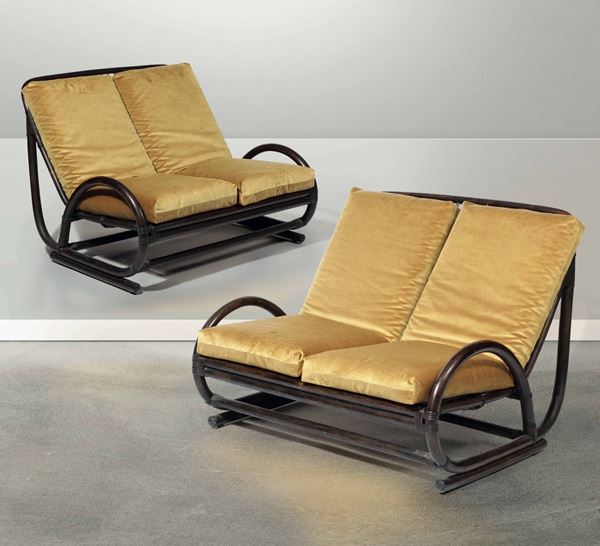 Coppia di divani con struttura in bambù curvato al vapore e rivestimento in velluto.