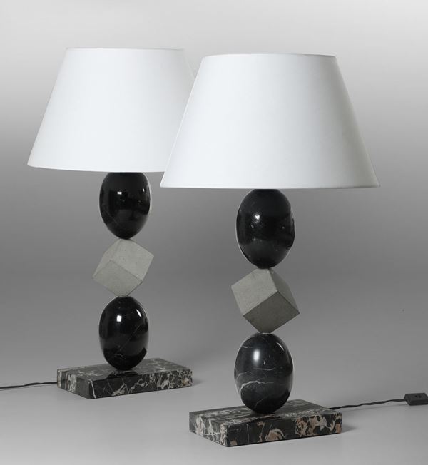 Coppia di lampade da tavolo con struttura in marmo nero Marquinia, pietra Serena e paralume in tessuto.