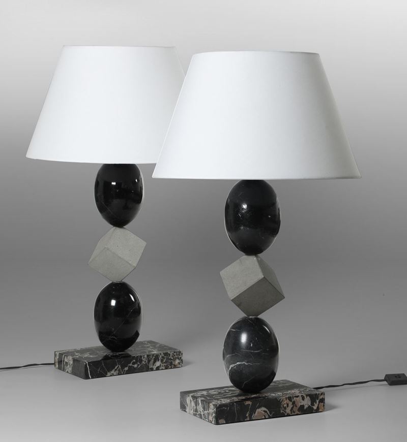 Coppia di lampade da tavolo con struttura in marmo nero Marquinia, pietra Serena e paralume in tessuto.  - Auction Design - Cambi Casa d'Aste